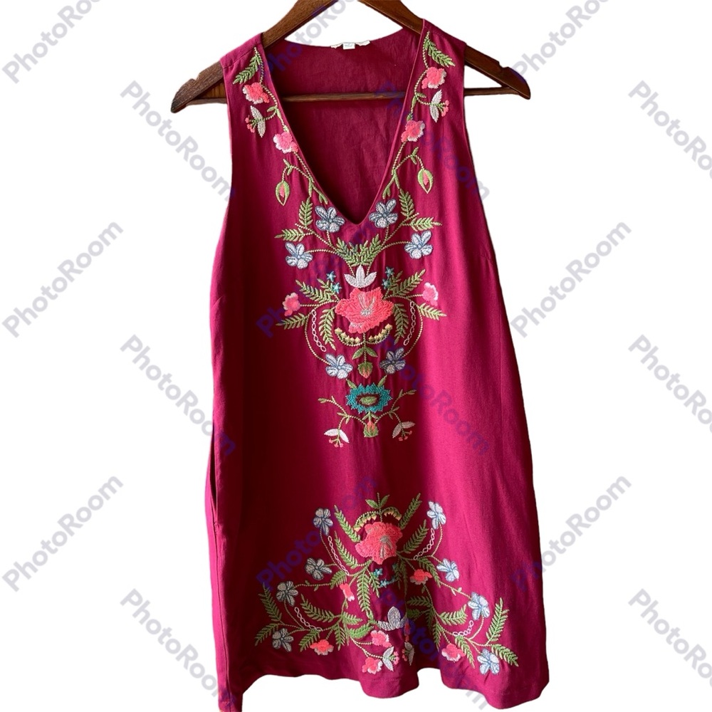 Umgee women’s Maroon Floral Embroidered Shift Dress V-neck Sz S, With Pockets
